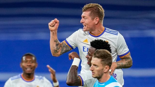 Toni Kroos bejubelt sein Tor gegen Rayo Vallecano.