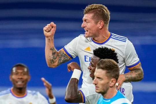 Toni Kroos bejubelt sein Tor gegen Rayo Vallecano.