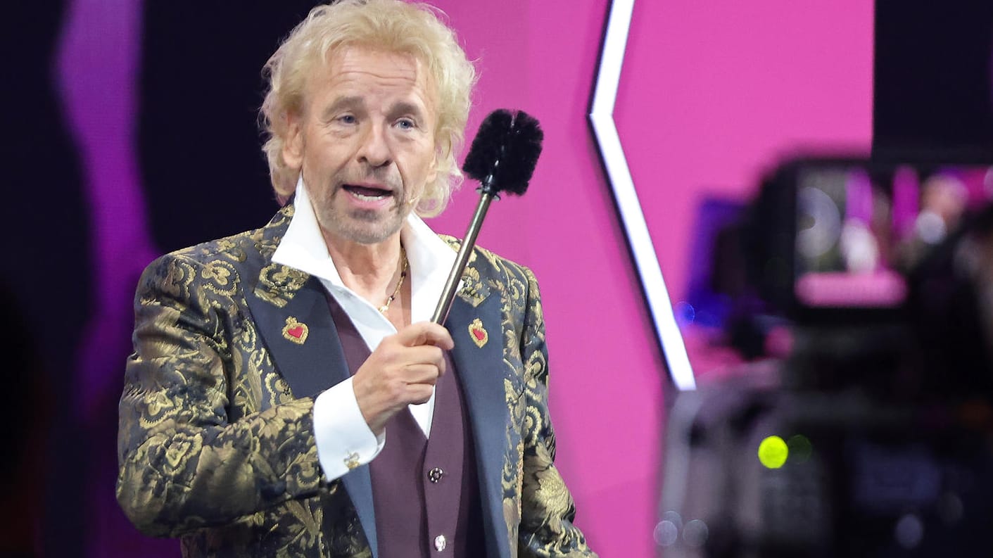 Thomas Gottschalk mit Klobürste: Diese Szene hat mit einer "Wetten, dass..?"-Wette zu tun.