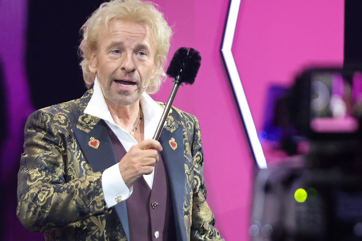 Thomas Gottschalk mit Klobürste: Diese Szene hat mit einer "Wetten, dass..?"-Wette zu tun.