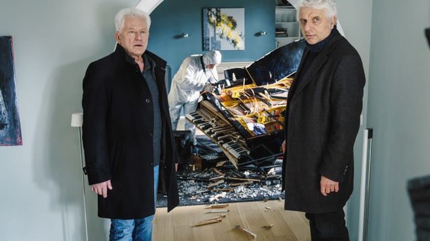 Ivo Batic (Miroslav Nemec, l) und Franz Leitmayr (Udo Wachtveitl) fragen sich, wer den Flügel zerstört haben könnte.