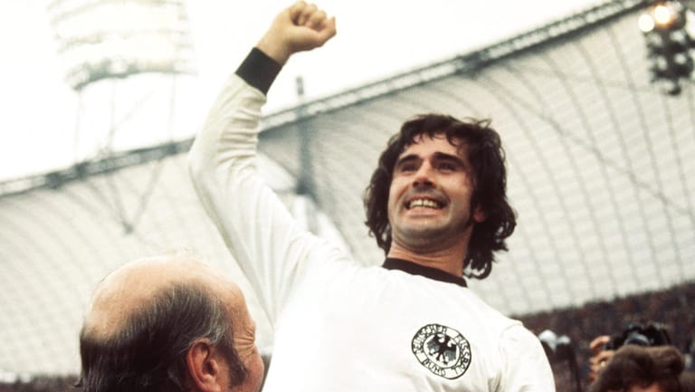 Gerd Müller reckt die Faust bei der WM in München 1974 (Archivbild): Der Fußballstar wurde posthum ausgezeichnet.