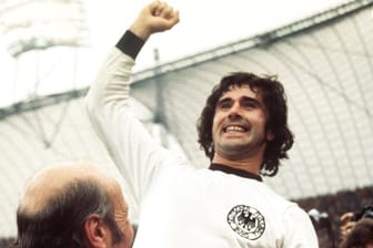Gerd Müller reckt die Faust bei der WM in München 1974 (Archivbild): Der Fußballstar wurde posthum ausgezeichnet.