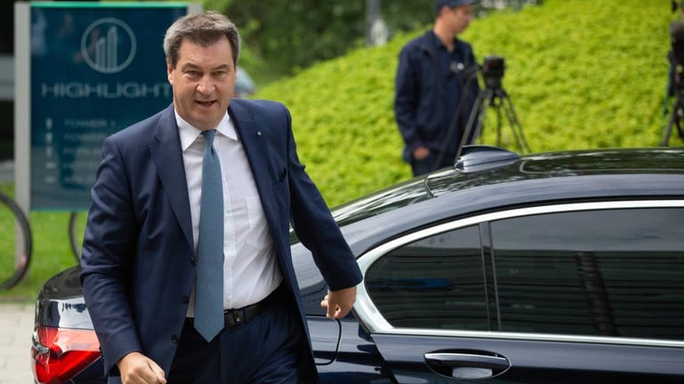 Markus Söder läuft von seinem Dienstwagen zu einem Treffen der CSU (Archivbild): Der Parteichef fordert eine Mehrwertsteuersenkung für Benzin.