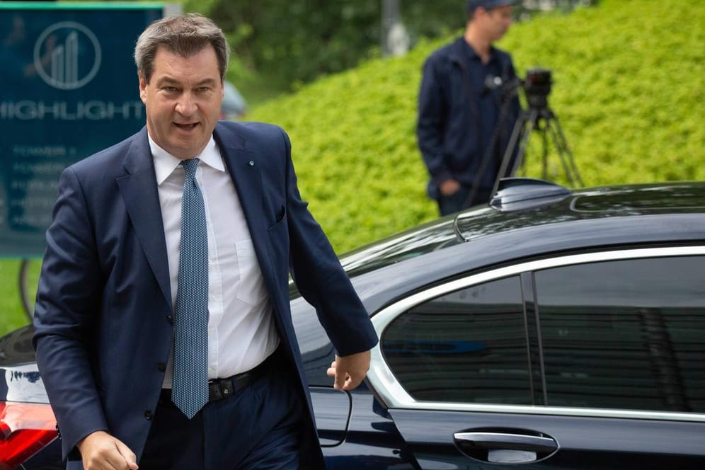 Markus Söder läuft von seinem Dienstwagen zu einem Treffen der CSU (Archivbild): Der Parteichef fordert eine Mehrwertsteuersenkung für Benzin.