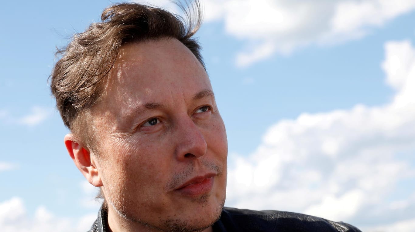 Elon Musk schaut in die Ferne bei einem Besuch in Grünheide (Archivbild): Der Tesla-Gründer lässt über einen Aktienverkauf abstimmen.