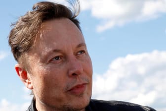 Elon Musk schaut in die Ferne bei einem Besuch in Grünheide (Archivbild): Der Tesla-Gründer lässt über einen Aktienverkauf abstimmen.
