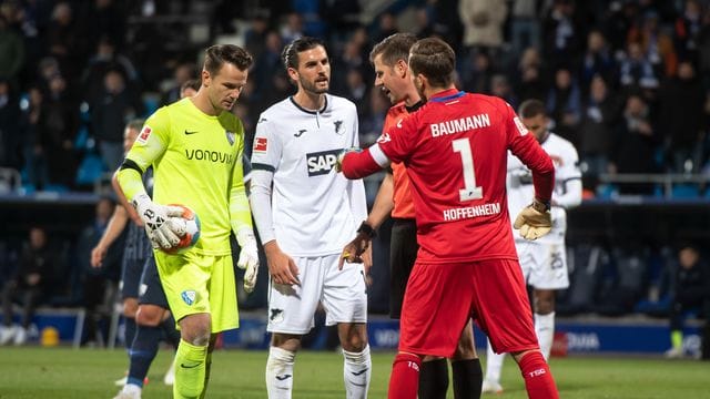 Bochums Torwart Manuel Riemann (l) trat gegen Hoffenheim zum Elfmeter an - und verschoss. Bochums Torwart Manuel Riemann (l) trat gegen Hoffenheim zum Elfmeter an - und verschoss.