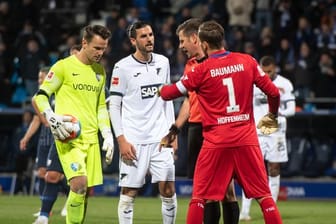 Bochums Torwart Manuel Riemann (l) trat gegen Hoffenheim zum Elfmeter an - und verschoss.