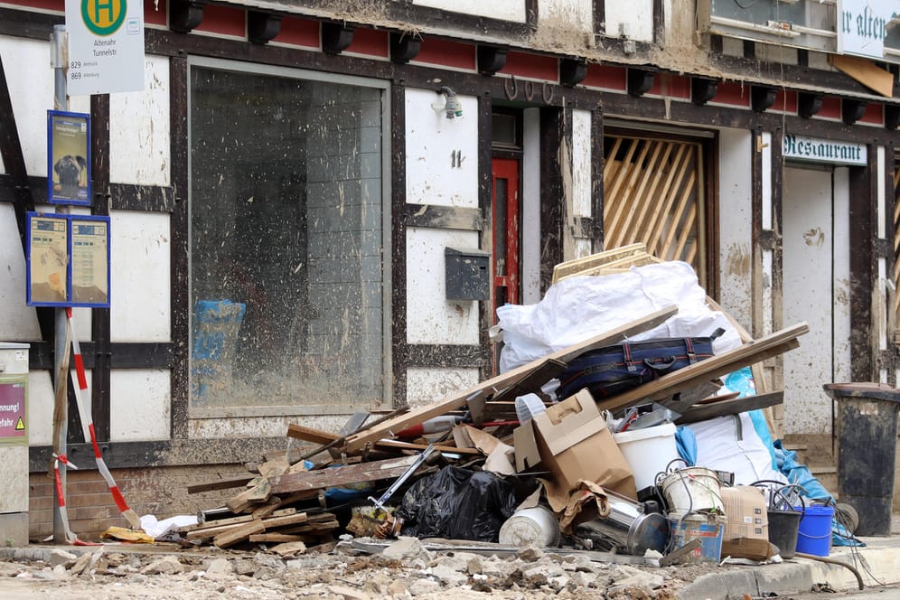 Ein Haufen Holz, Müll und zerstörte Einrichtung liegt vor einem Haus in Ahrweiler (Archivbild): Das Ausmaß der Flutkatastrophe soll bei über 29 Millionen Euro liegen.