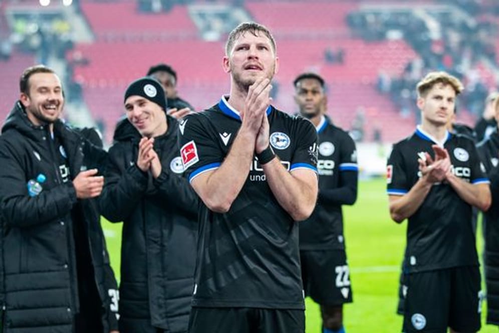 Fabian Klos (M) und Kollegen lassen sich nach dem ersten Saisonsieg von ihren Fans feiern.
