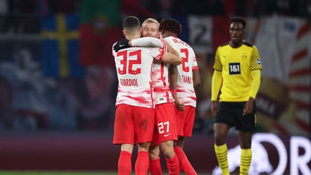 Leipzigs Spieler feiern den Sieg über den BVB.