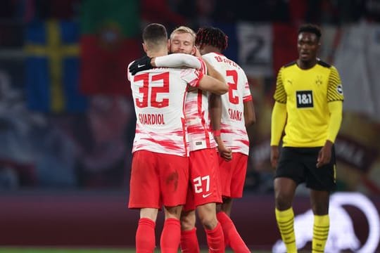 Leipzigs Spieler feiern den Sieg über den BVB.