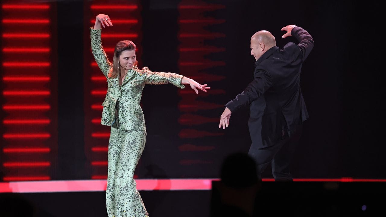 Heino Ferch und Svenja Jung schwingen das Tanzbein in der Jubiläumsshow. Heino Ferch und Svenja Jung schwingen das Tanzbein in der Jubiläumsshow.