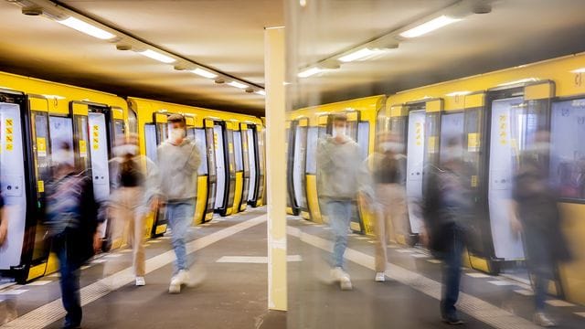 Fahrgäste steigen in eine U-Bahn ein und aus (Symbolbild): Der Täter wurde mit einem Haftbefehl wegen Körperverletzung gesucht. Fahrgäste steigen in eine U-Bahn ein und aus (Symbolbild): Der Täter wurde mit einem Haftbefehl wegen Körperverletzung gesucht.