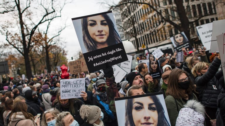 Protestierende halten Schilder mit dem Gesicht der verstorbenen Izabela hoch: Für den Tod der 30-Jährigen soll das geltende Abtreibungsrecht, dass einen sicheren Schwangerschaftsabbruch kaum möglich macht, verantwortlich sein.