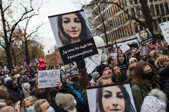 Protestierende halten Schilder mit dem Gesicht der verstorbenen Izabela hoch: Für den Tod der 30-Jährigen soll das geltende Abtreibungsrecht, dass einen sicheren Schwangerschaftsabbruch kaum möglich macht, verantwortlich sein.