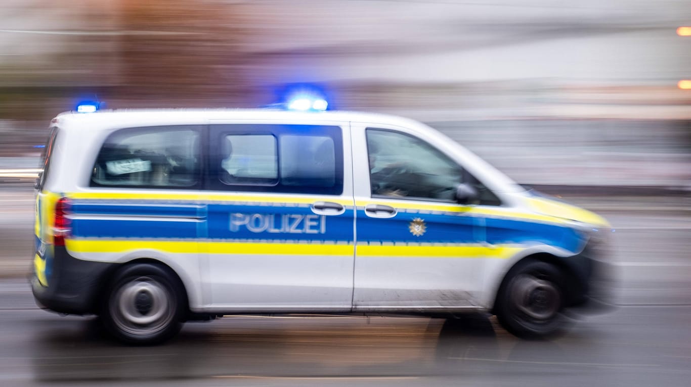 Ein Streifenwagen der Berliner Polizei ist mit Blaulicht unterwegs (Symbolbild): Der Mann wurde aufgrund seines Zustandes in die Psychiatrie gebracht.