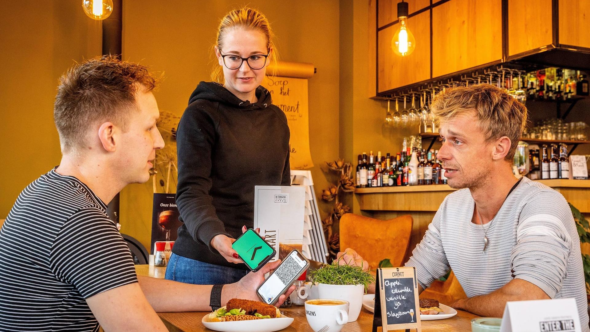 Zertifikat-Kontrolle in einem Restaurant (Symbolbild): Bei einer 2G-Regelung dürfen nur Geimpfte und Genesene an bestimmten Veranstaltungen teilnehmen. Zertifikat-Kontrolle in einem Restaurant (Symbolbild): Bei einer 2G-Regelung dürfen nur Geimpfte und Genesene an bestimmten Veranstaltungen teilnehmen.