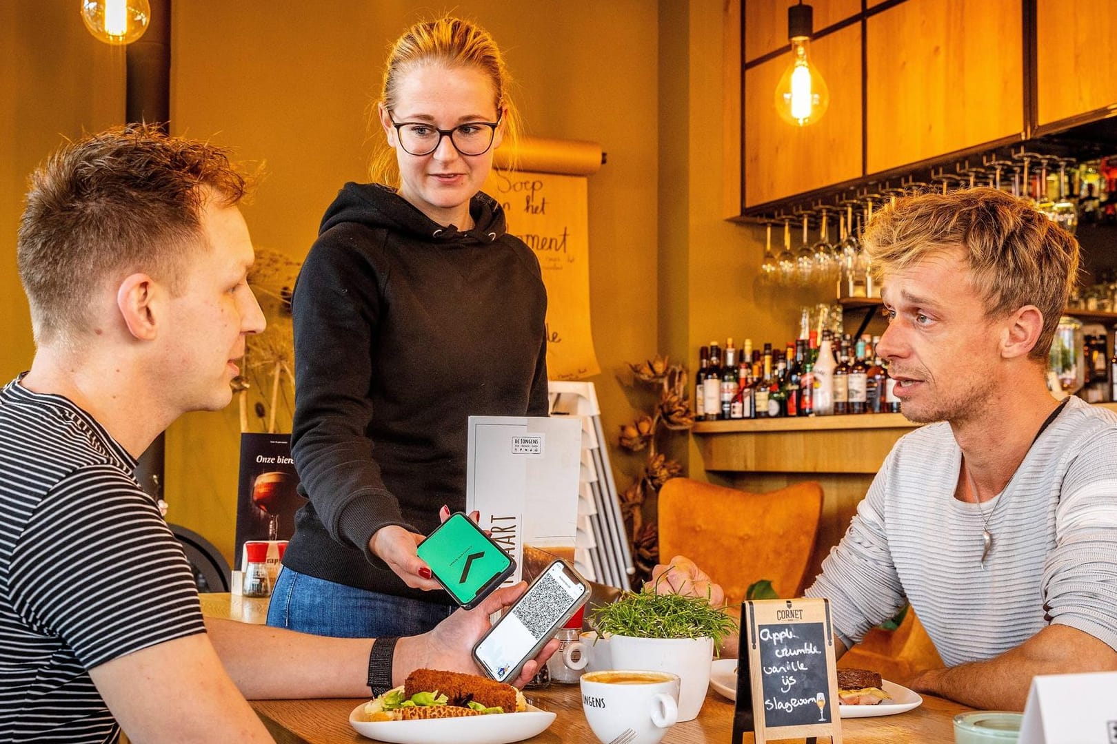 Zertifikat-Kontrolle in einem Restaurant (Symbolbild): Bei einer 2G-Regelung dürfen nur Geimpfte und Genesene an bestimmten Veranstaltungen teilnehmen.
