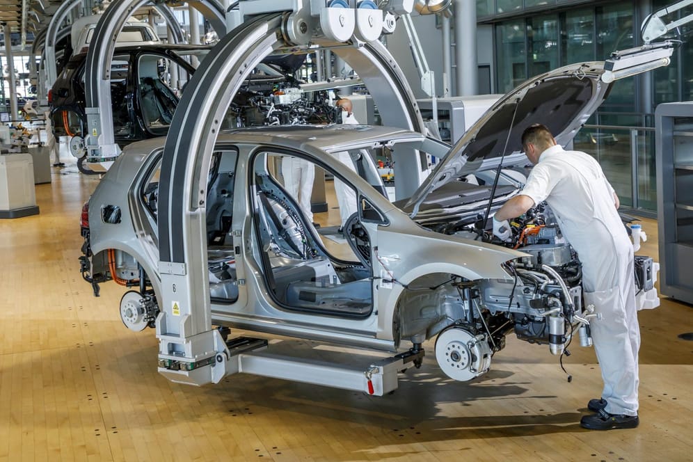 Ein Mitarbeiter bei Volkswagen in Dresden (Symbolbild): Der anhaltende Chipmangel macht den Autobauern zu schaffen.