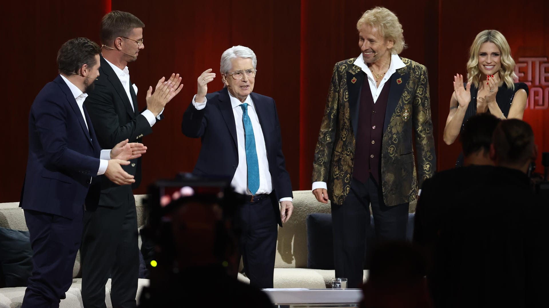 Klaas Heufer-Umlauf, Joko Winterscheidt und Frank Elstner wurden von Thomas Gottschalk und Michelle Hunziker bei "Wetten, dass..?" begrüßt.