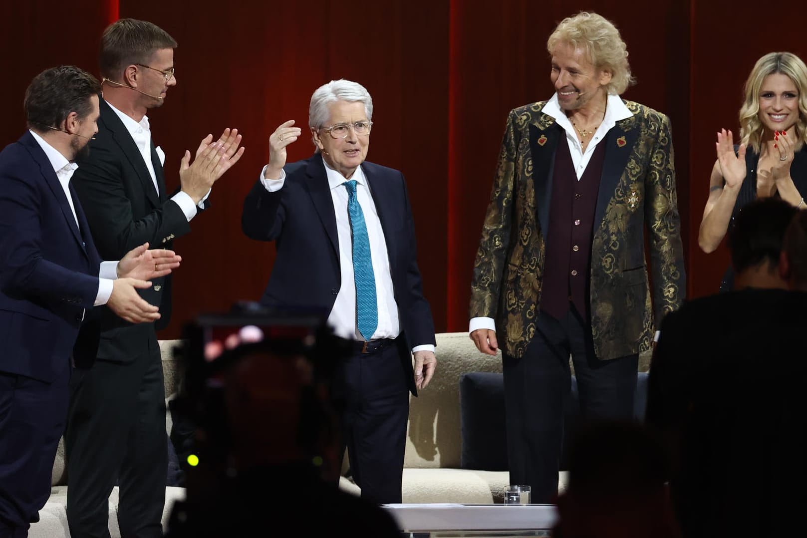 Klaas Heufer-Umlauf, Joko Winterscheidt und Frank Elstner wurden von Thomas Gottschalk und Michelle Hunziker bei "Wetten, dass..?" begrüßt.