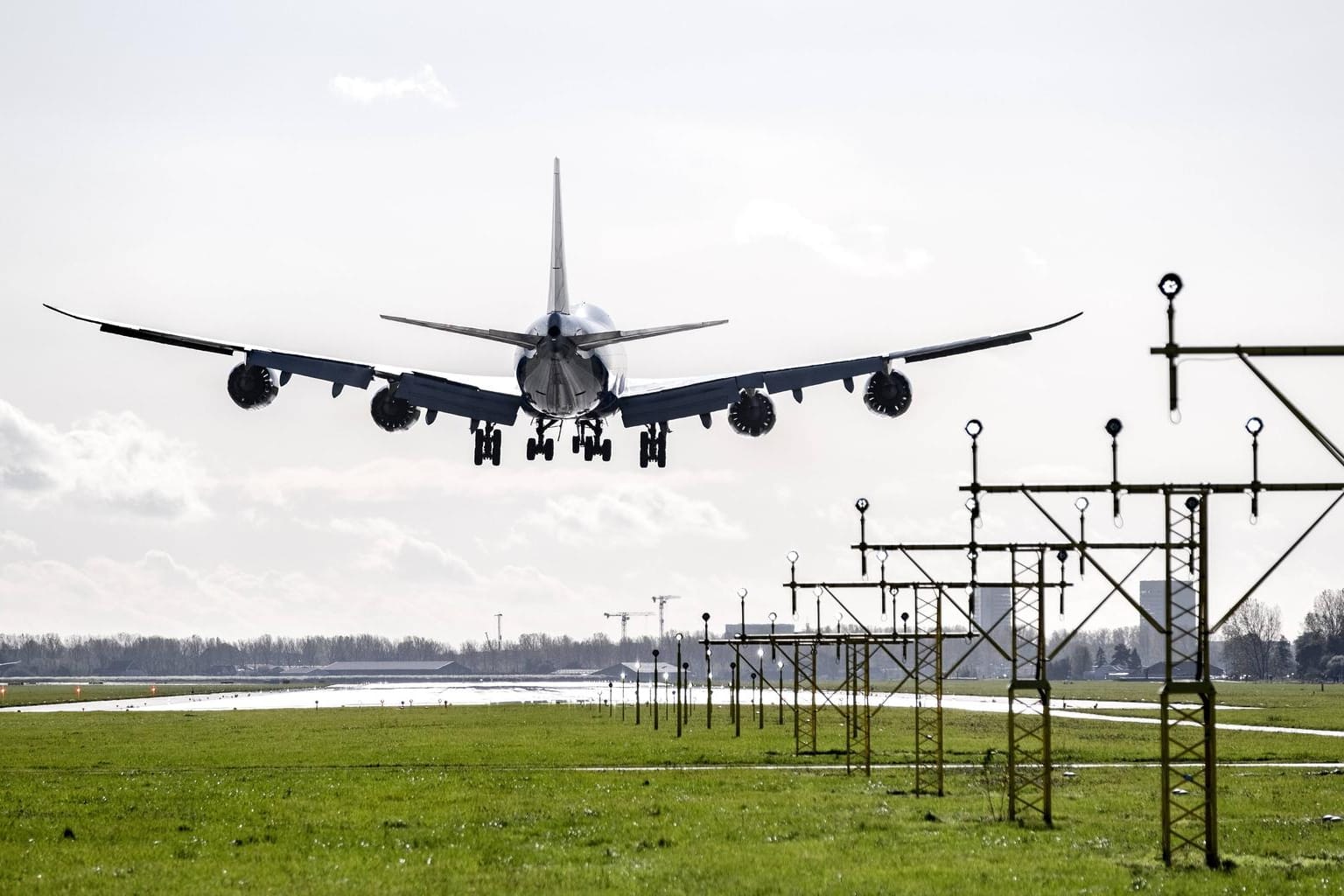 Am Flughafen von Amsterdam wurden acht Maskenverweigerer aus einem Flieger geworfen. (Symbolfoto)