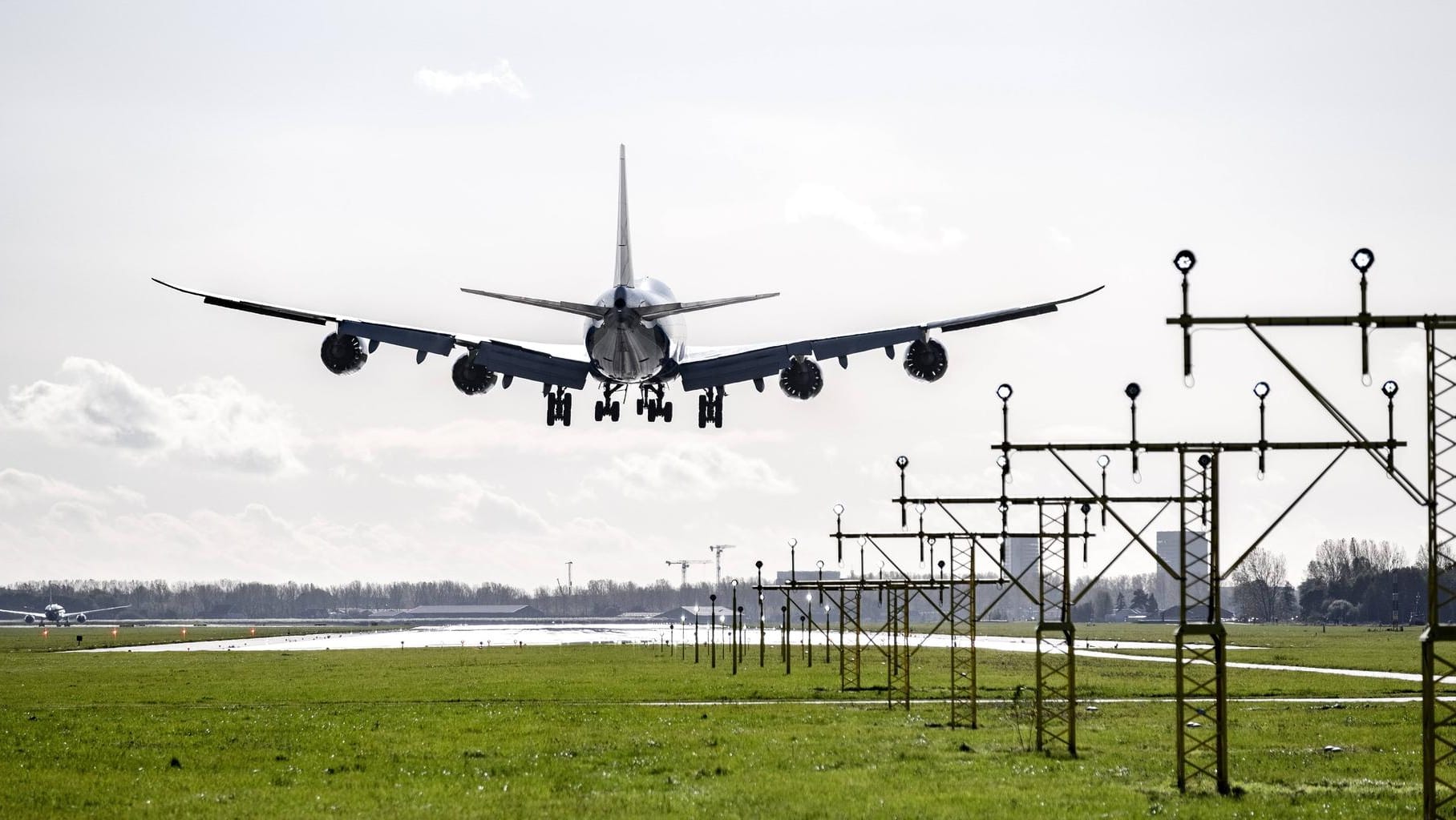 Am Flughafen von Amsterdam wurden acht Maskenverweigerer aus einem Flieger geworfen. (Symbolfoto)