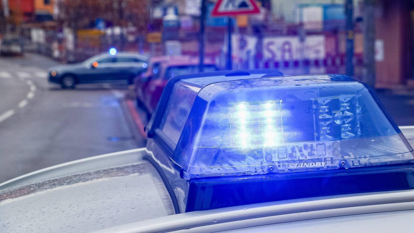 Polizeieinsatz mit Blaulicht (Symbolbild): In Wuppertal ermittelt nun die Hagener Polizei.