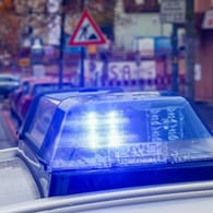Polizeieinsatz mit Blaulicht (Symbolbild): In Wuppertal ermittelt nun die Hagener Polizei.