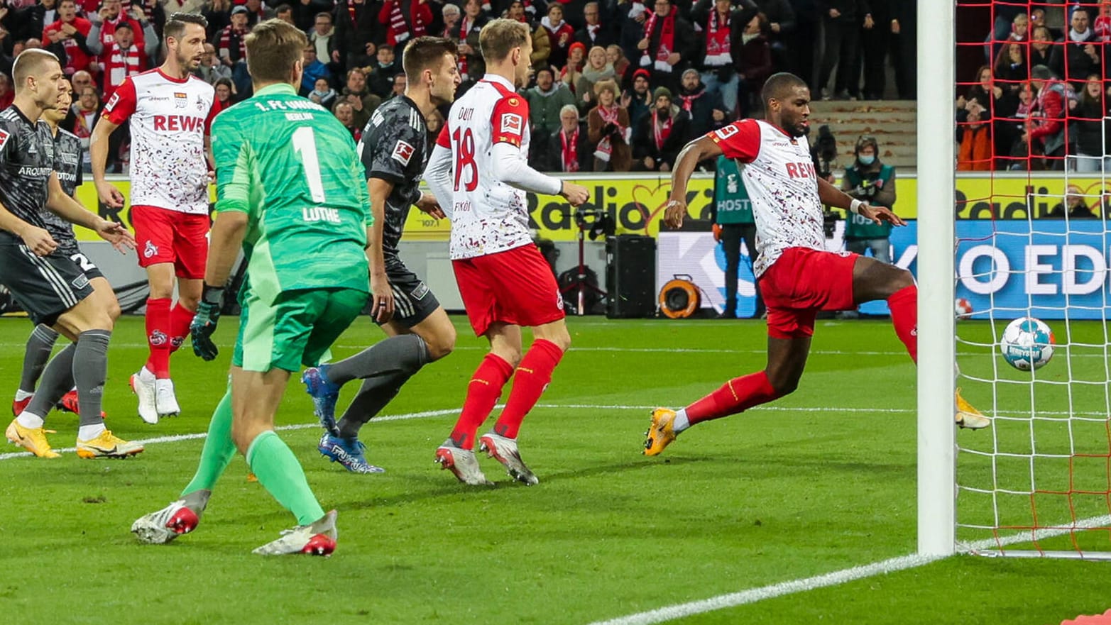 Kölns Modeste (r.) erzielt das Führungstor gegen Union Berlin.