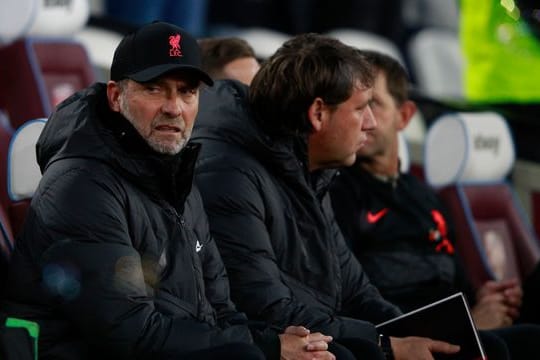 Jürgen Klopp (l) und seine Liverpooler mussten bei West Ham eine Niederlage einstecken.