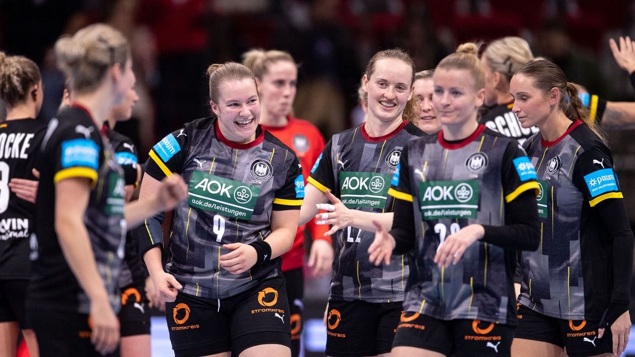 Die deutschen Spielerinnen bejubeln den Sieg gegen Russland. Die deutschen Spielerinnen bejubeln den Sieg gegen Russland.