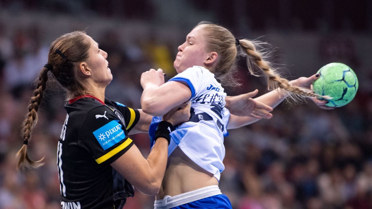 Deutschlands Xenia Smits (l) verteidigt gegen die Russin Elena Mikhaylichenko. Deutschlands Xenia Smits (l) verteidigt gegen die Russin Elena Mikhaylichenko.