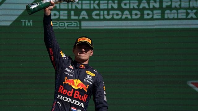 Max Verstappen jubelt auf dem Podium über seinen Sieg.