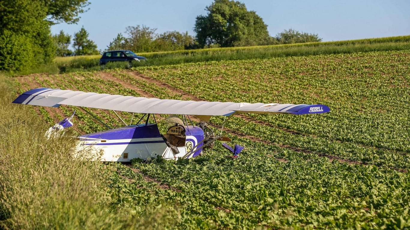 Ein zerstörter Ultraleichtflieger auf einem Feld (Symbolbild): Bei Sinsheim war ein ähnliches Fluggerät abgestürzt.