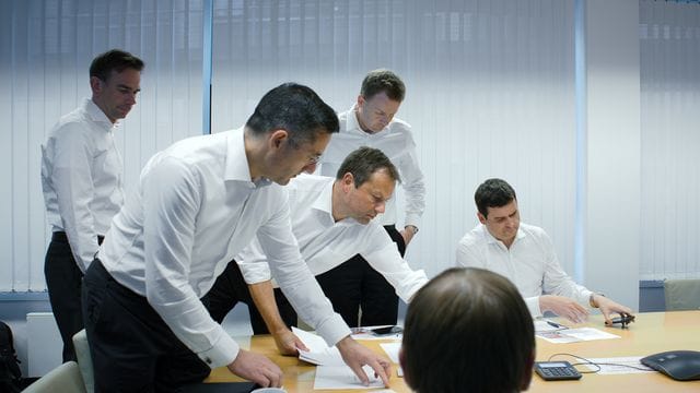 Banker, Wirtschaftswissenschaftler, Ökonomen bei der Arbeit.