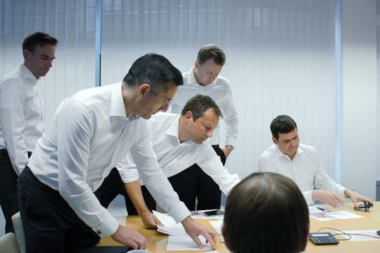 Banker, Wirtschaftswissenschaftler, Ökonomen bei der Arbeit.