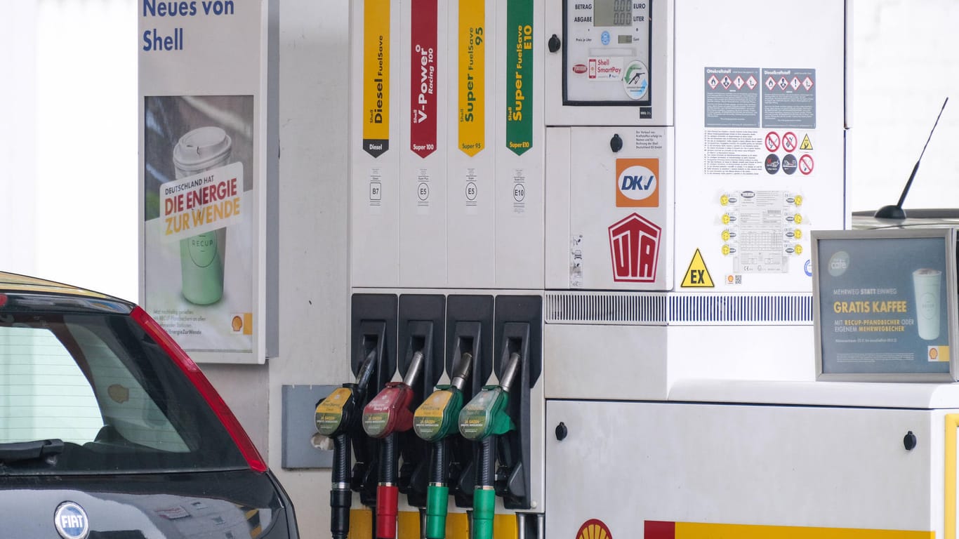 Eine Zapfsäule an einer Shell-Tankstelle (Symbolbild): Verbraucherschützer fordern eine Entlastung der Bürger wegen hoher Treibstoffkosten.