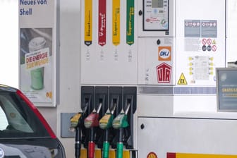Eine Zapfsäule an einer Shell-Tankstelle (Symbolbild): Verbraucherschützer fordern eine Entlastung der Bürger wegen hoher Treibstoffkosten.