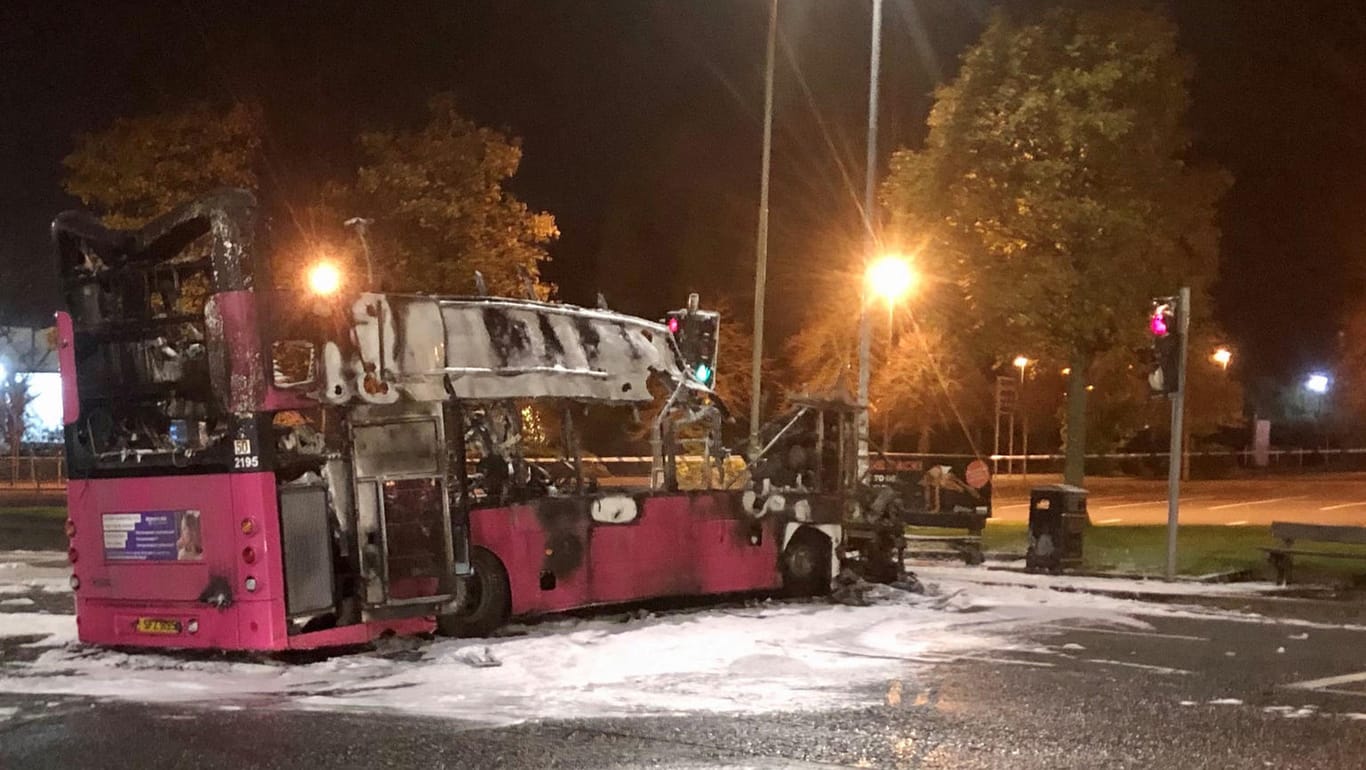 Das ausgebrannte Wrack des Doppeldeckerbusses in Nordirland: Unbekannte hatten den Bus entführt und angezündet.