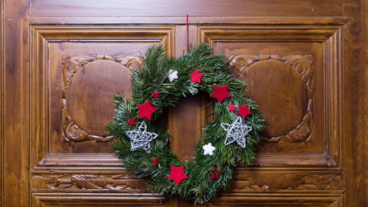 Mit einem Weihnachtskranz an der Tür müssen selbst die weihnachtsmuffeligsten Nachbarn leben. Mit einem Weihnachtskranz an der Tür müssen selbst die weihnachtsmuffeligsten Nachbarn leben.