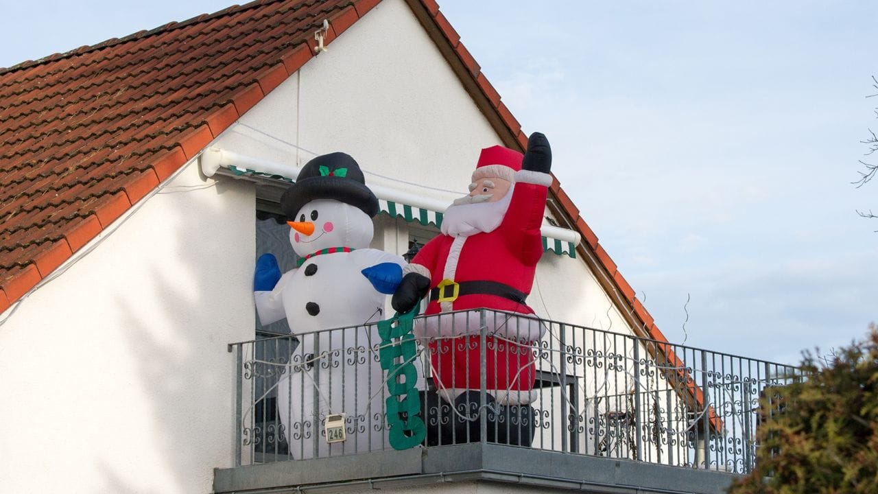 Wer riesige Deko auf dem Balkon aufstellt, muss dafür sorgen, dass sie gut gesichert ist. Wer riesige Deko auf dem Balkon aufstellt, muss dafür sorgen, dass sie gut gesichert ist.