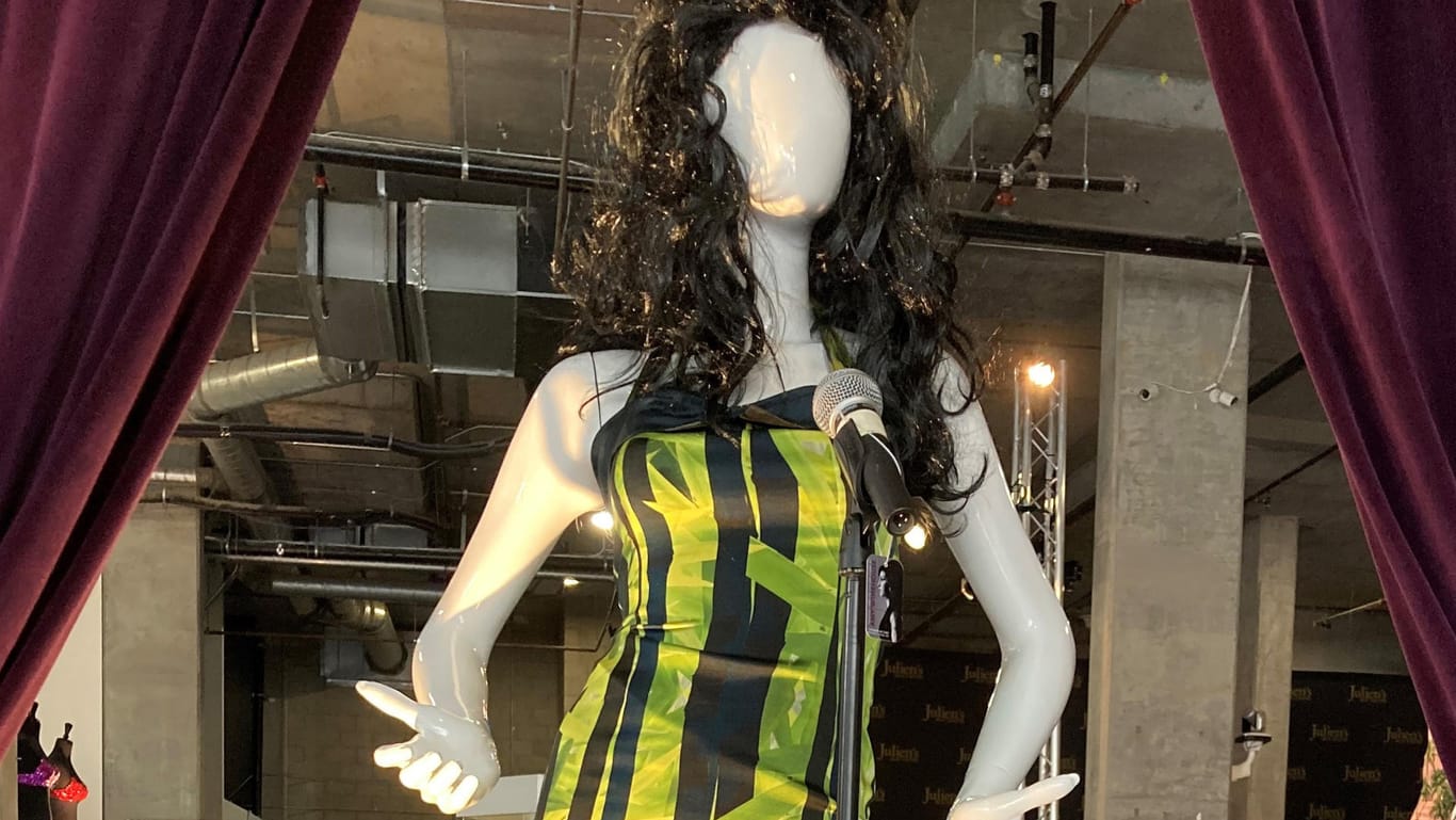 Eine Schaufensterpuppe trägt das Kleid von Amy Winehouse: Es wurde für über 200.000 Euro versteigert.