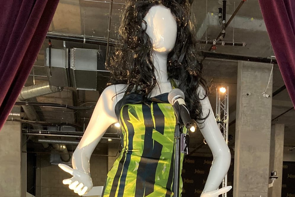 Eine Schaufensterpuppe trägt das Kleid von Amy Winehouse: Es wurde für über 200.000 Euro versteigert.