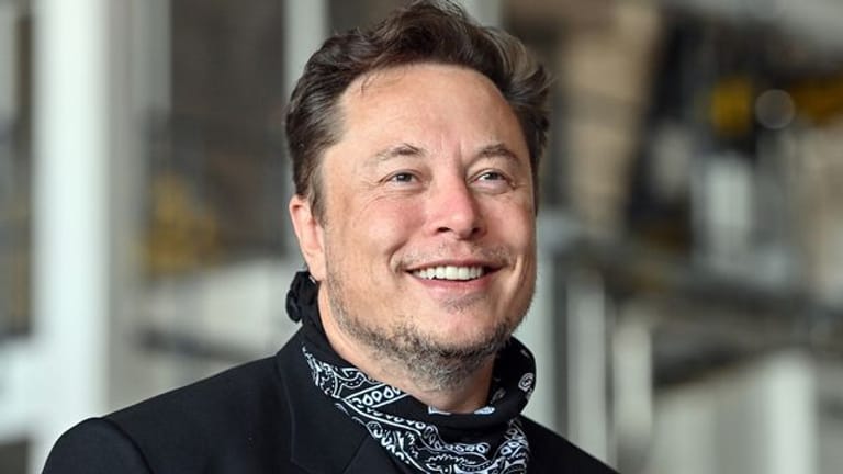 Elon Musk, Tesla-Chef, steht bei einem Pressetermin in der Gießerei der Tesla Gigafactory in Brandenburg.
