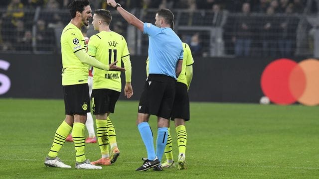 Rot: Mats Hummels wird von Michael Oliver des Feldes verwiesen.