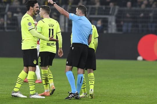 Rot: Mats Hummels wird von Michael Oliver des Feldes verwiesen.