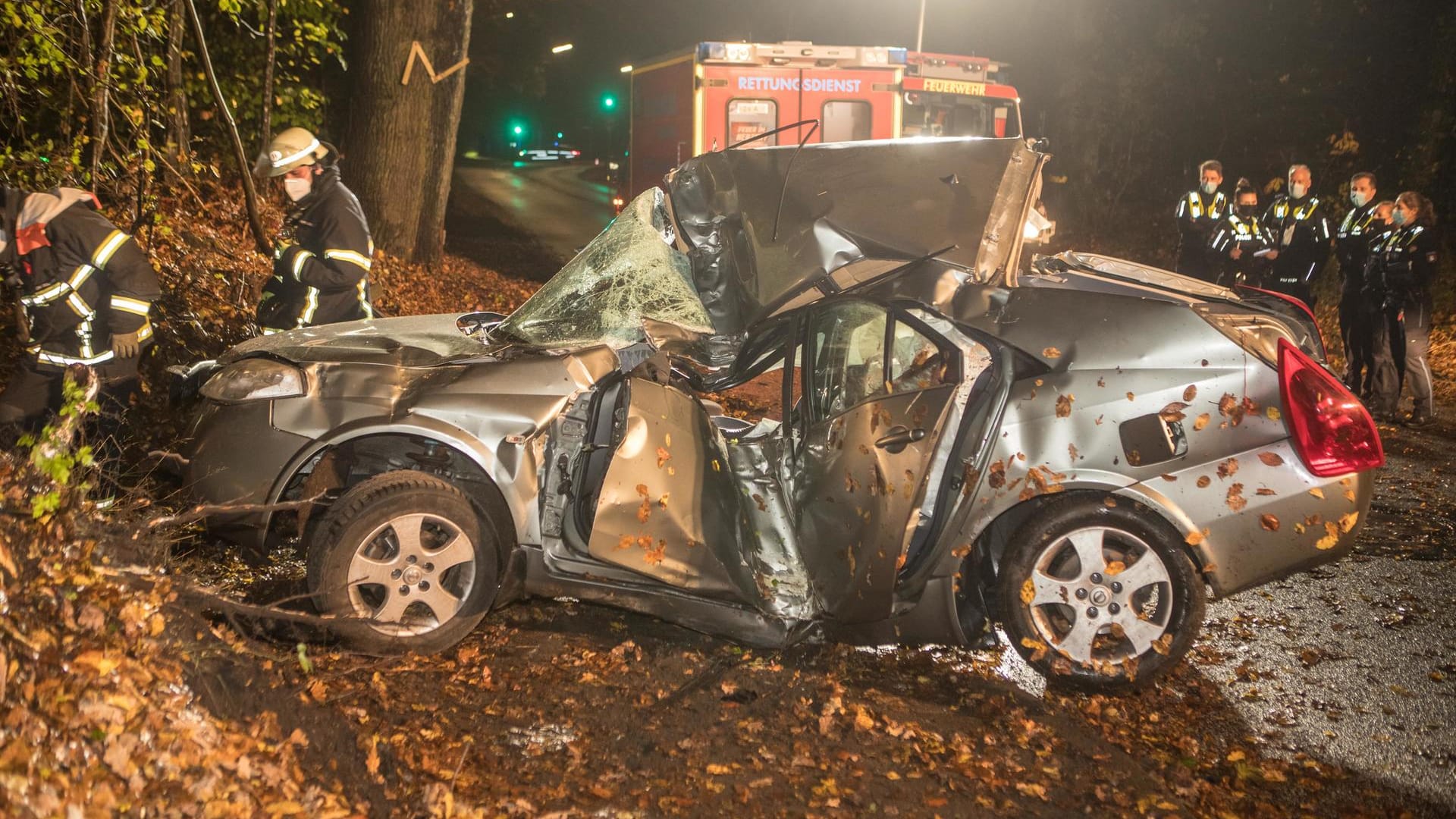 Der Unfallwagen: Nach über einer Stunde konnte der Fahrer erst befreit werden. Der Unfallwagen: Nach über einer Stunde konnte der Fahrer erst befreit werden.